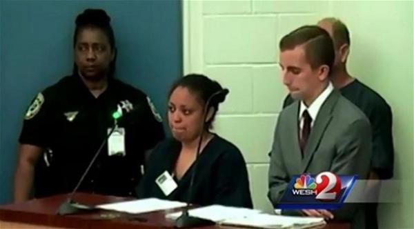 أمريكية تحرق يدي ابنها لأنه باع مخدراتها