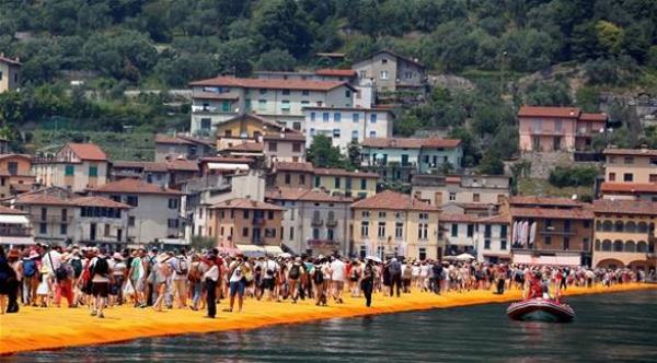 بالصور: آلاف السياح يعبرون بحيرة مشياً على الأقدام