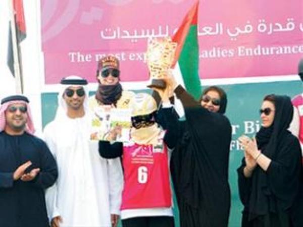 فارسات من الإمارات والمغرب ومصر تفزن بأغلى سباق خيل بالعالم 