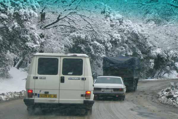 مواطنون عالقون بالأطلس بسبب الثلوج