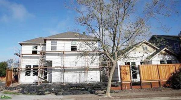 لص يتسلل إلى منزل لتناول الطعام وأخذ قيلولة