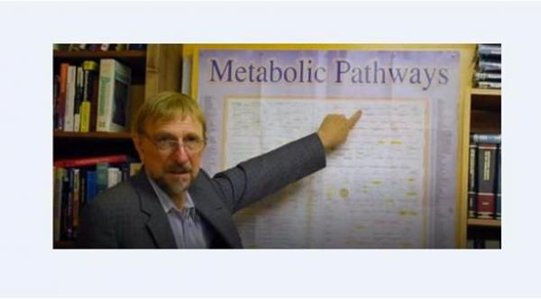 طبيب يعالج مرضى السرطان بأكياس قاذورات