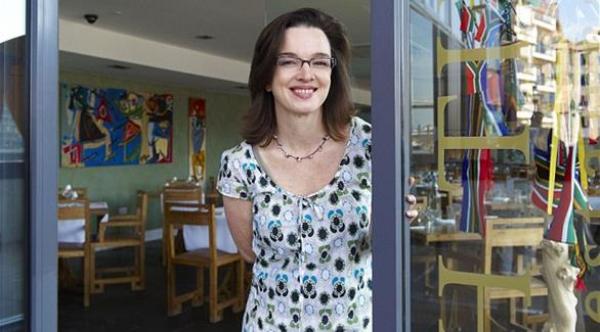 صاحبة مطعم تتلقى تهديداً حال مشاهدة زبائنها التلفزيون بهواتفهم