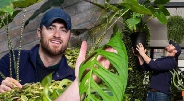 بريطاني يكسب ثروة كبيرة بعد أن حوَّل صالة جلوسه إلى غابة لنباتات نادرة