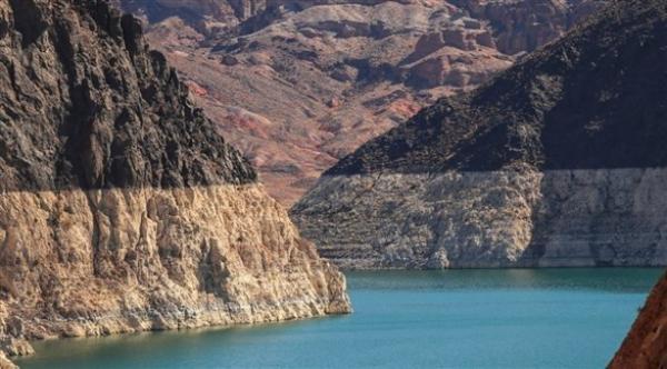 يكشفون "مفاجأة صادمة" في قاع بحيرة أمريكية بعد جفافها