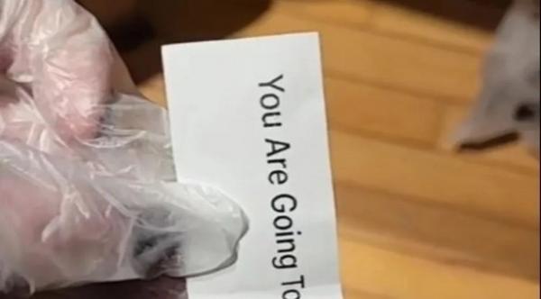 تعثر على قصاصات ورقية مرعبة داخل فستان اشترته من الإنترنت