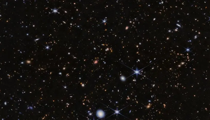 اكتشاف استثنائي: 5 مجرات قزمة في تشكيل يشبه عقد اللؤلؤ