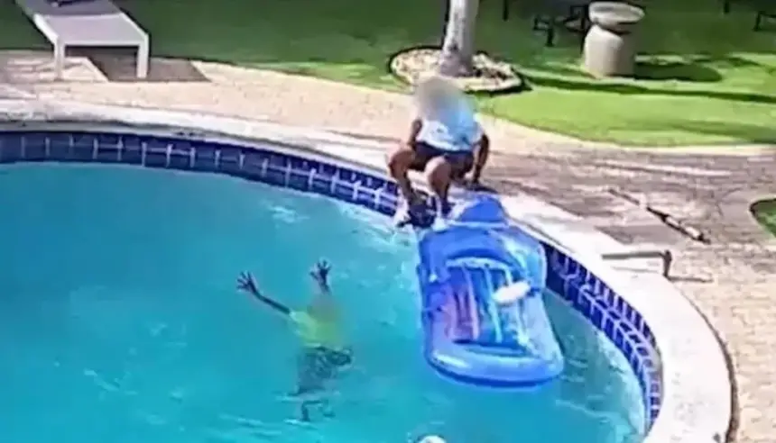 في مشهد صادم.. طفل يغرق في المسبح وقريبه يعجز عن إنقاذه