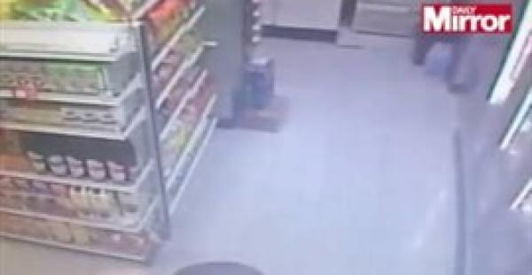 بالفيديو.. لقطات مروعة لمراهق يطعن صديقه بسبب الوجبات الخفيفة