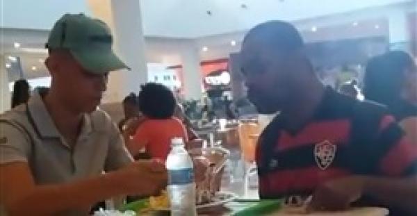 عامل يطعم رجلا ذا إعاقة (فيديو)