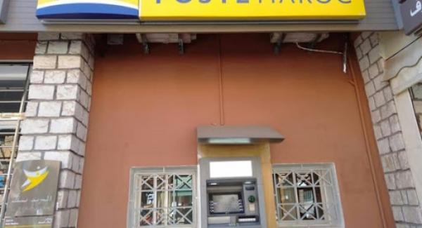 مختل عقليا يخرب وكالة للبريد بنك بطنجة والأمن يعتقله