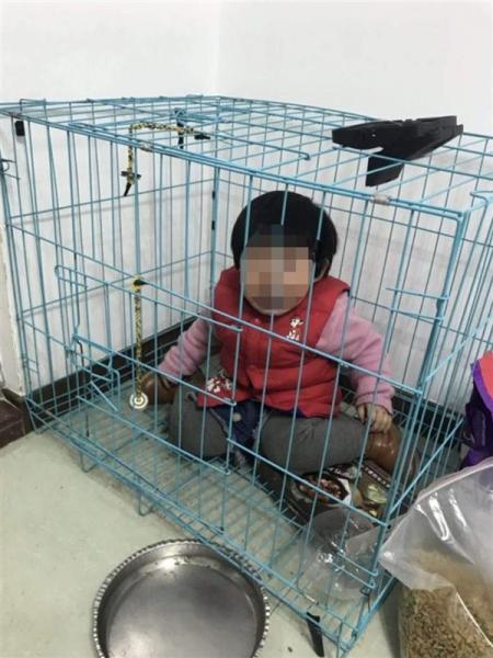 أب يحبس ابنته في قفص للانتقام من زوجته السابقة