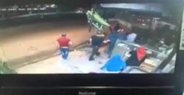 بالفيديو.. سيارة طائشة تقتحم محل فول وتجعله أنقاضًا