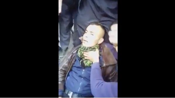 بائع متجول يحاول الانتحار في الشارع بشفرة حلاقة