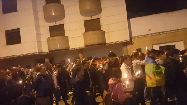 بالشموع..الآلاف يجوبون شوارع الحسيمة صامتين