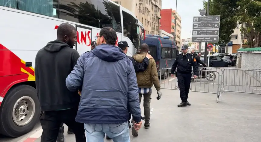ترحيل يتحول إلى مواجهة.. مهاجرون من جنوب الصحراء يرفضون الصعود إلى الحافلات