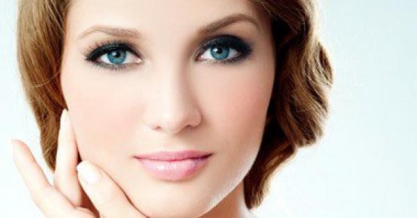 كيف تعتنين بمحيط عينيك