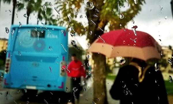 زخات مطرية رعدية وانخفاض في درجات الحرارة اليوم بالعديد من مناطق المملكة