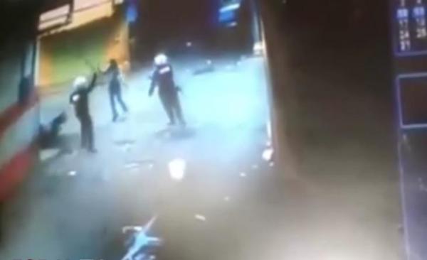 خطير.... مشرمل يهاجم أربع رجال شرطة " صقور" بسيف ويصيب أحدهم في ساقه بسلا