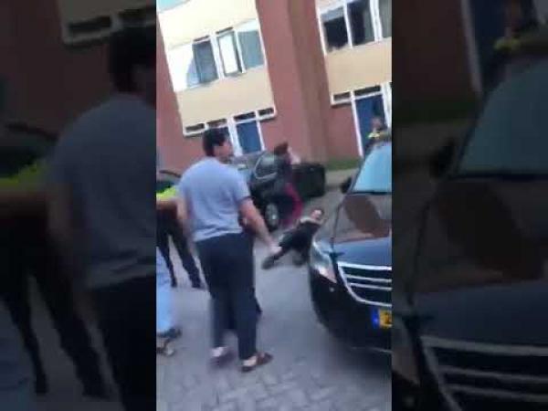 شاب مغربي يُسقط شرطيا بالضربة القاضية في هولندا (فيديو)