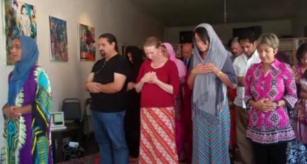 امرأة تؤم الرجال في الصلاة!!