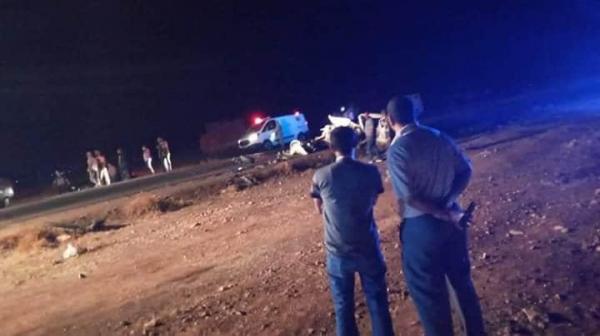 اصطدام بين سيارة أجرة كبيرة ودراجة نارية وسيارة خفيفة يسفر عن قتلى وجرحى