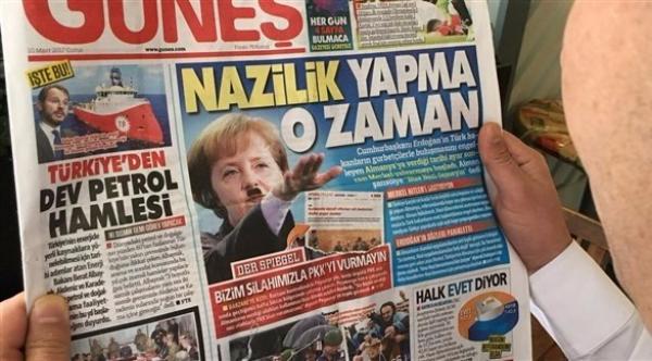 صحيفة تركية تظهر ميركل بشارب هتلر وهي تؤدي التحية النازية