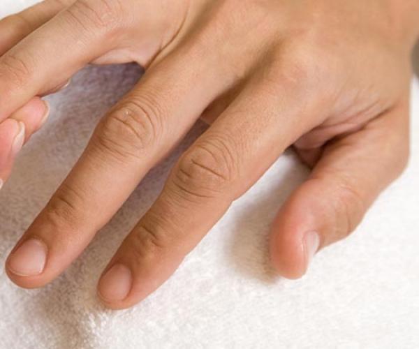 العناية بأظافرك.. وقاية أسهل من العلاج
