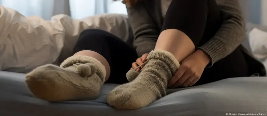 لماذا تشعر النساء بالبرد أكثر من الرجال؟