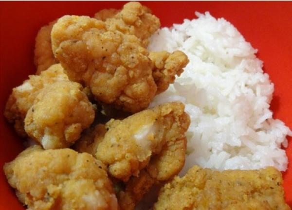 طالب يعثر على "دماغ" مقلي في وجبة كنتاكي