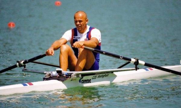 التجديف على الألواح وقوفاً.. تدريب شامل للجسم