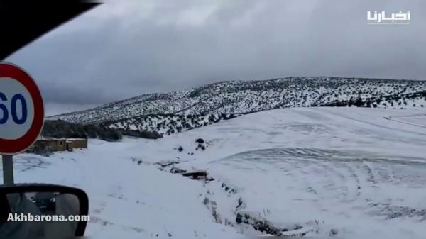 بين ميدلت وبولمان .. الثلوج تكسو الجبال ومناظر رائعة تريح النفوس