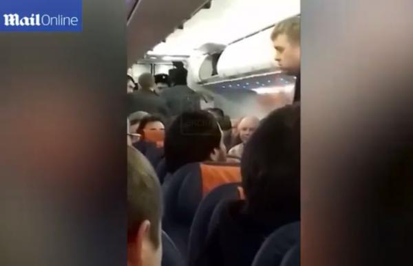 بالفيديو: طرد مسن أثار فوضى على متن طائرة