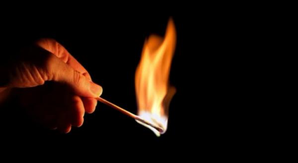 في واقعة مأساوية.. مواطنون يحرقون شخصا حيا في الشارع العام بعد اتهامه بالسرقة