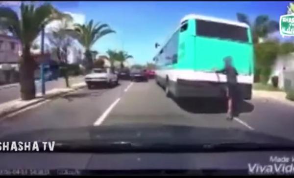 هذا ما فعله مغربي عندما شاهد مراهقا يتشبت بحافلة وسط المدينة