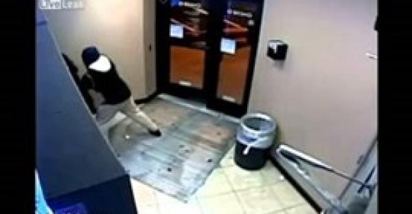 بالفيديو.. لحظة سرقة امرأة بالإكراه أمام ماكينة صرف آلي