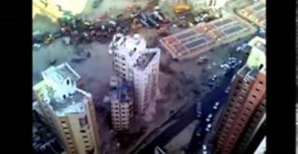 بالفيديو.. لحظة انهيار بناية شاهقة وتدميرها لمبنى آخر مجاور