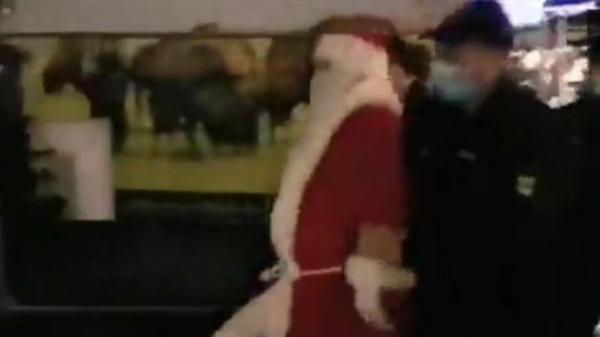 اعتقال "بابا نويل" في ألمانيا لرفضه إظهار شهادة تطعيم ضد كورونا! (فيديو)