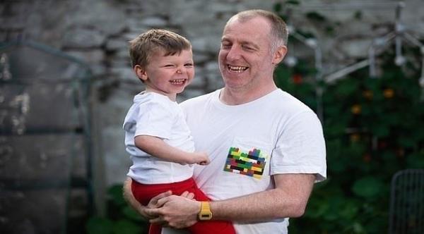 اضطراب وراثي نادر يجعل طفلا في الرابعة يخالط الغرباء و يستأنس بهم