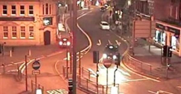 بالفيديو والصور.. سائق يدهس أحد المارة على الرصيف