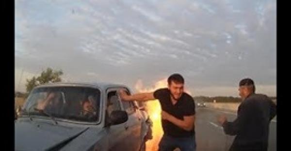 بالفيديو.. عمل بطولي لمارة ينقذون ضحايا حادث طريق من سيارة مشتعلة