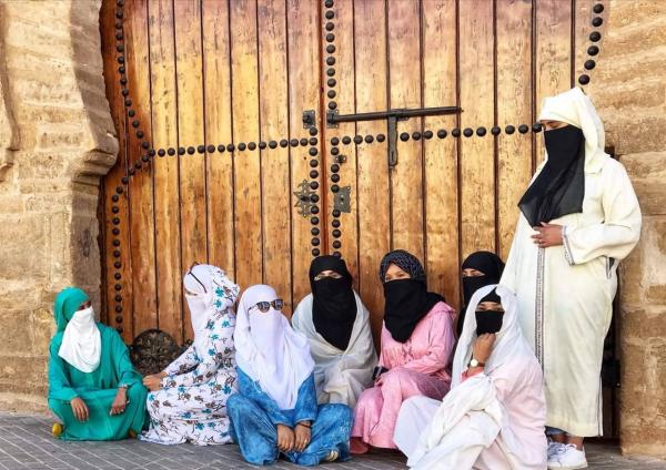 تحدي الزي التقليدي..فتيات مغربيات ينزلن الشوارع بـ"الجلابة واللثام"  (فيديو)