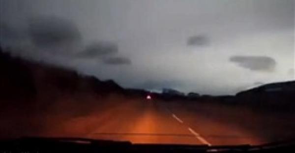 بالفيديو .. مجسم غريب يحول ليل أسكتلندا إلى نهار