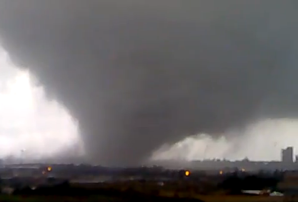 لحظات تحبس الأنفاس لإعصار مرعب يضرب مدينة ميلانو الايطالية (فيديو)