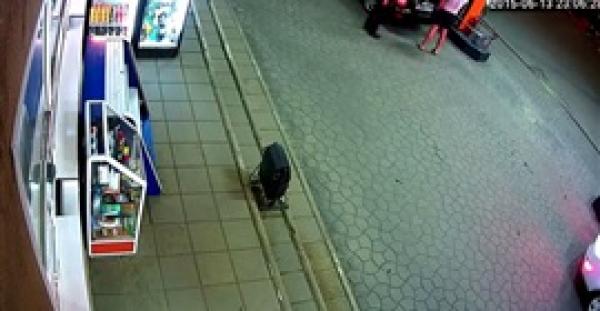 بالفيديو.. رجل يحطم ثلاجة عرض مغلقة ليحصل على زجاجة مياه