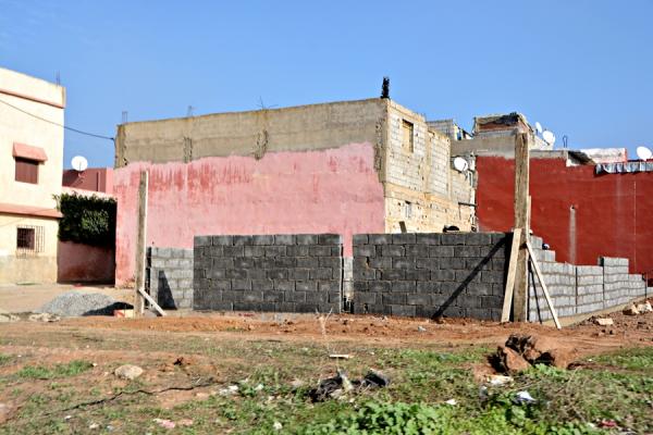 فضيحة :" أخبارنا " ترصد أوراش بناء عشوائية تتم في واضحة النهار و امام أعين المسؤولين بجماعة الصباح