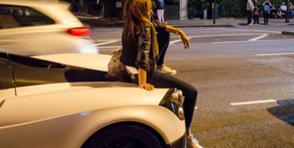 دكشي ديال الأفلام... فتاة تقفز من سيارة تسير بسرعة جنونية وهروب صديقتها بعد تدخل المصلين وهذا ما وقع