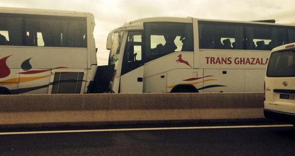 الدار البيضاء : عشرات رجال الشرطة ينجون من كارثة بعد تعرض حافلاتهم لحادثة سير