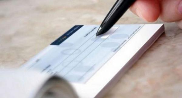 طفل عمره 10 سنوات يقتحم بنكا بمراكش ويسرق "شيكا" بعشرات الملايين لشراء هاتف!