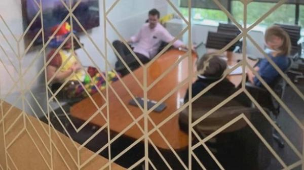 يستأجر مهرجا للانضمام إليه في اجتماع عمل لهذا السبب ...